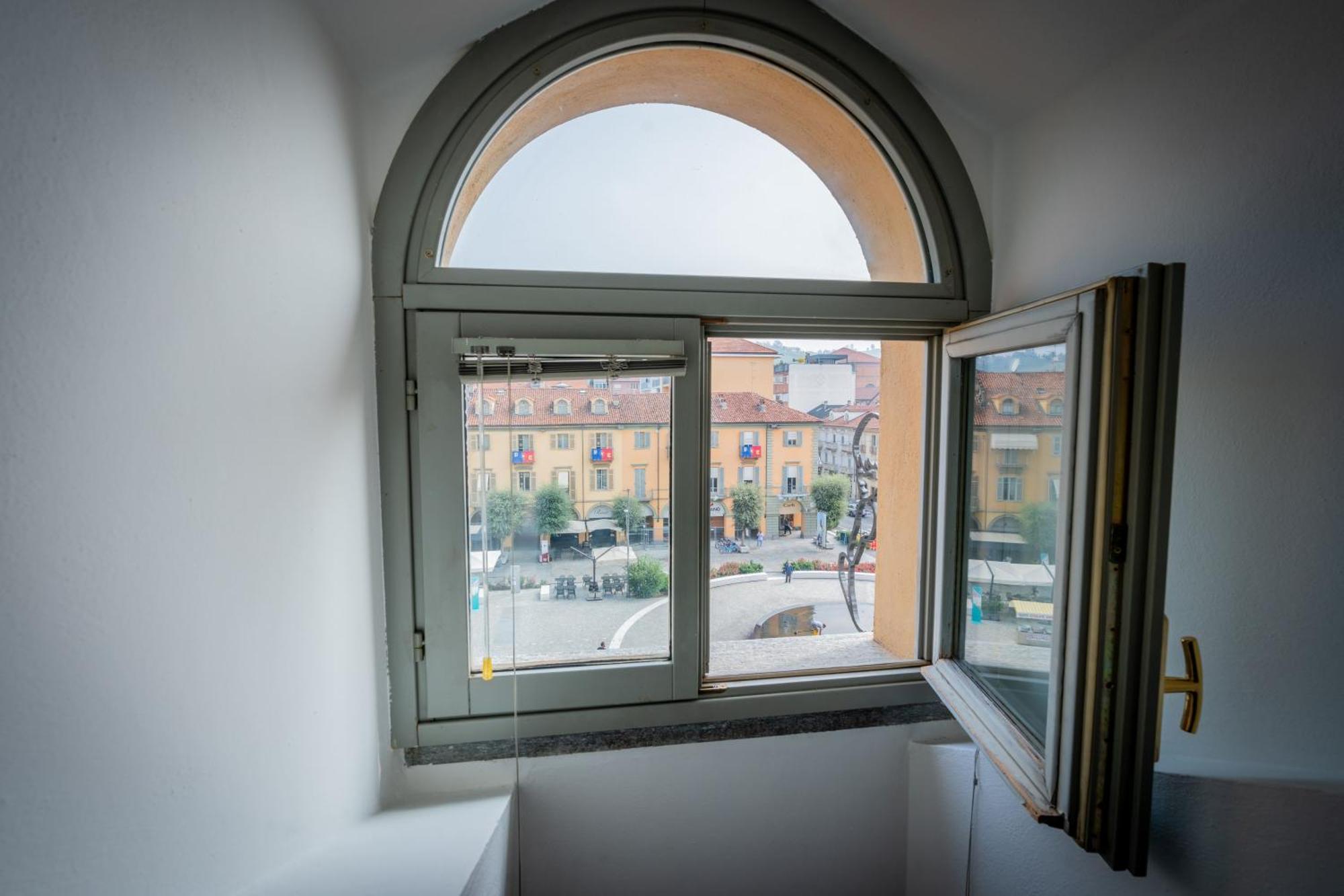 Piazza Michele Ferrero - Sulla Piazza Centrale Alba Kültér fotó